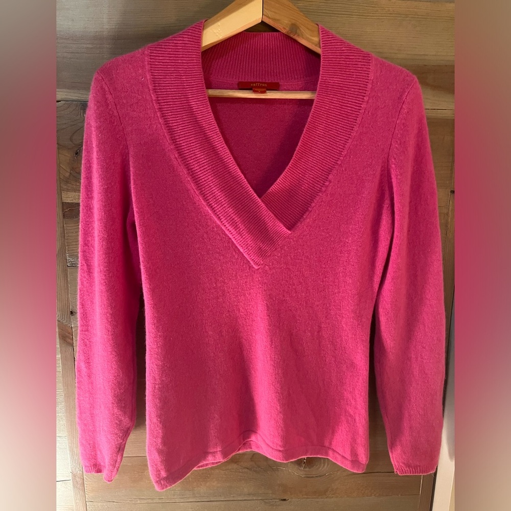 100% Cashmere pink sweater by Saffron.